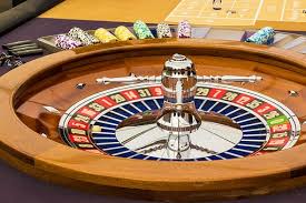 Rouletthjul med spelmarker på ett roulettbord