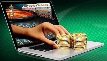 Laptop med roulettspel och hand som sträcker sig ut från skärmen för att ta högar med guldmynt